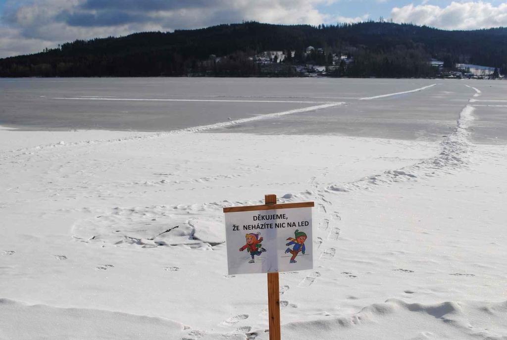Zamrzlé Lipno u loděnice 19. ledna 2024.