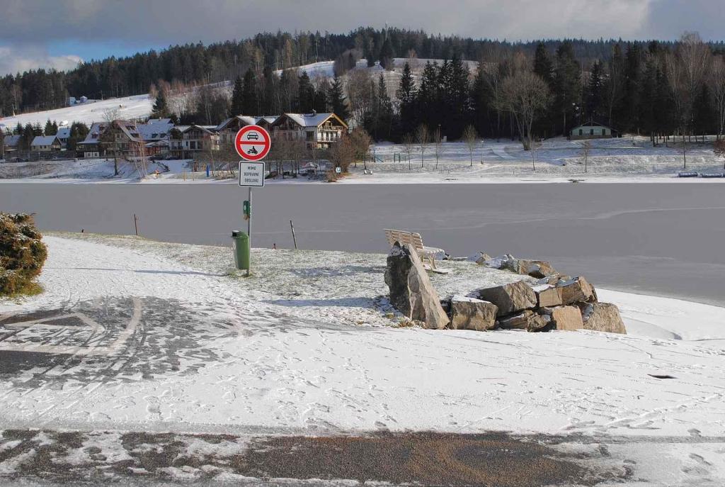 Jen částečně zamrzlé Lipno ve Frymburku 19. ledna 2024.