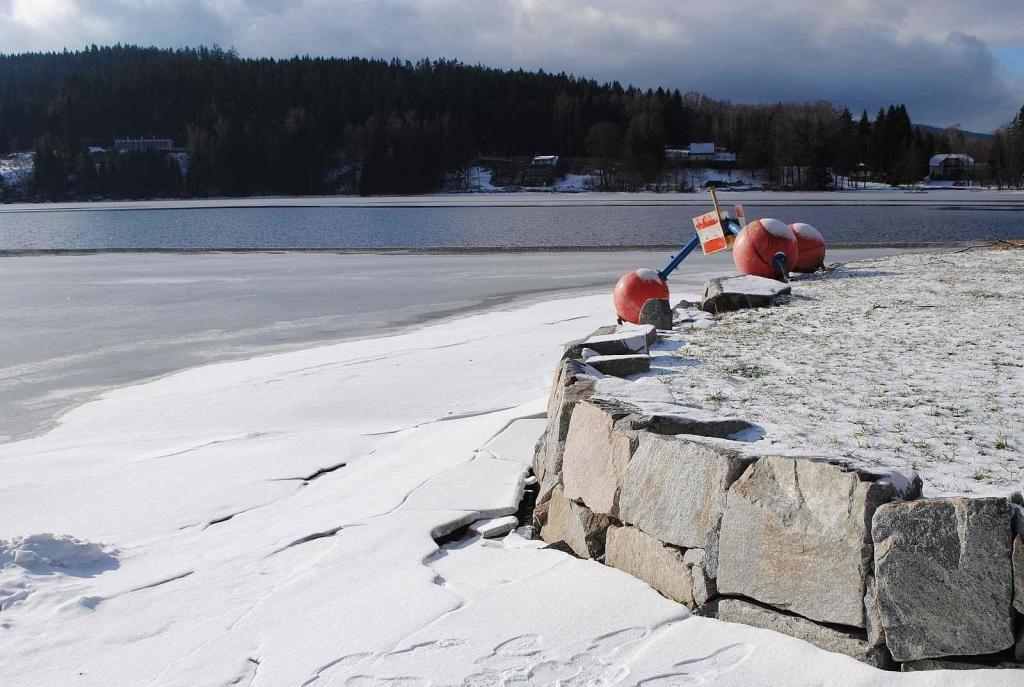 Jen částečně zamrzlé Lipno ve Frymburku 19. ledna 2024.
