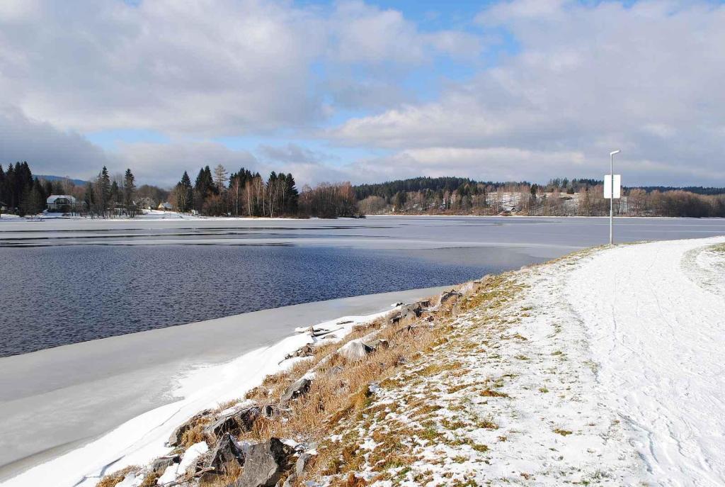 Jen částečně zamrzlé Lipno ve Frymburku 19. ledna 2024.