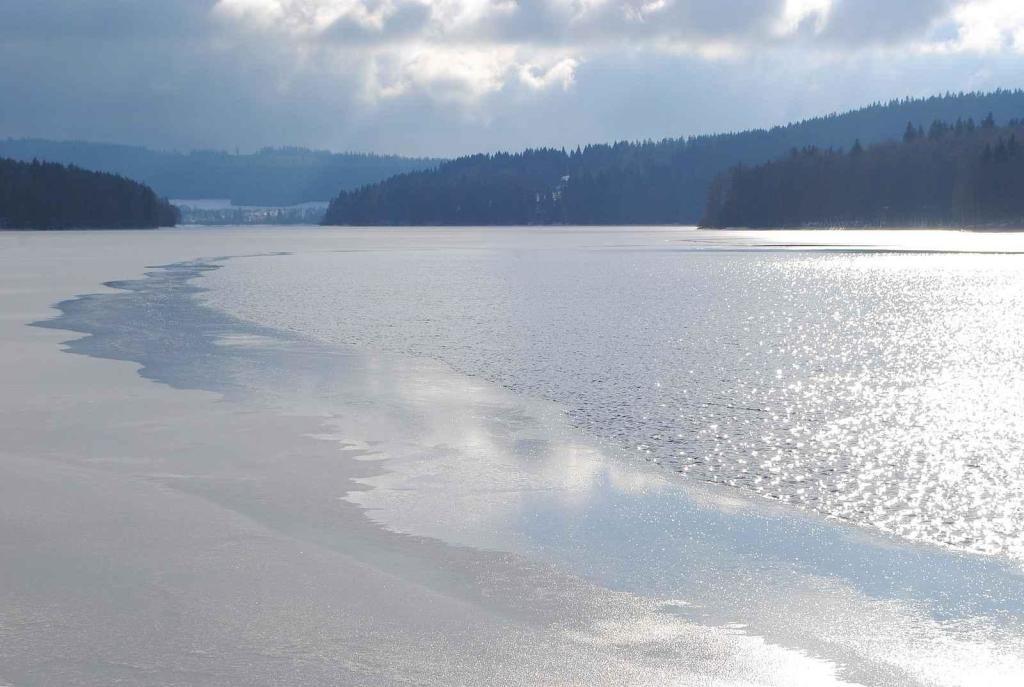 Jen částečně zamrzlé Lipno ve Frymburku 19. ledna 2024.