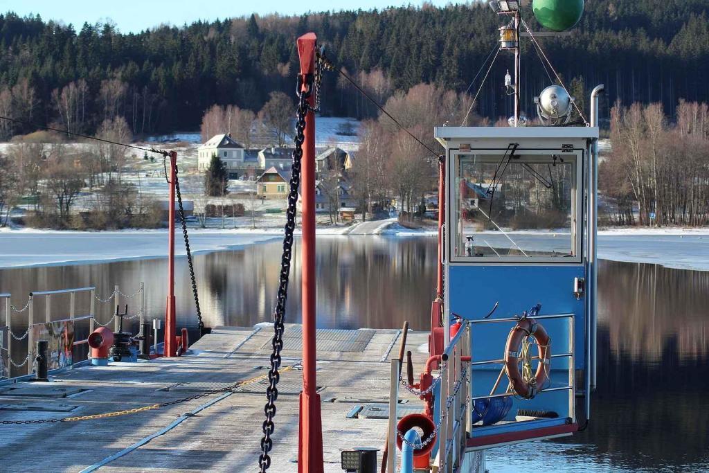 Zamrzlé Lipno v Horní Plané 19. ledna 2024.