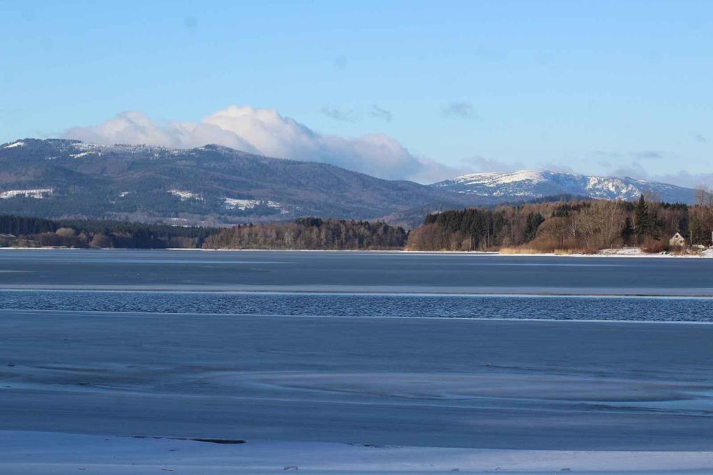 Zamrzlé Lipno v Horní Plané 19. ledna 2024.