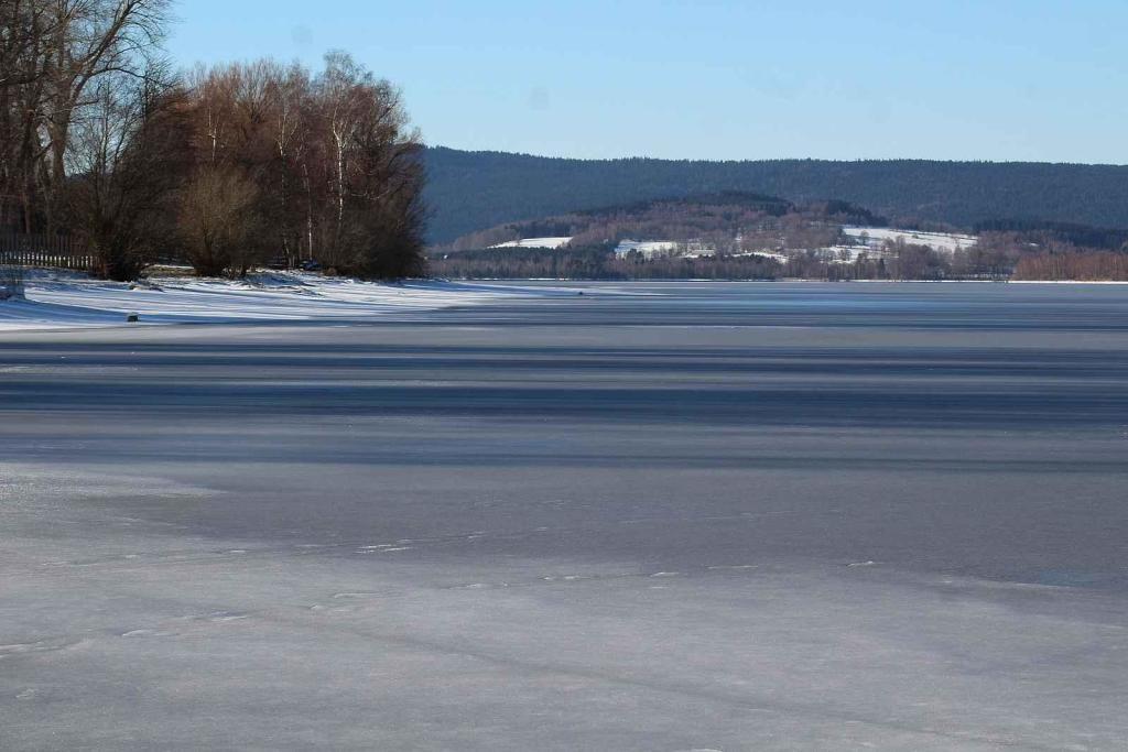 Zamrzlé Lipno na Windy Pointu v Černé v Pošumaví 19. ledna 2024.