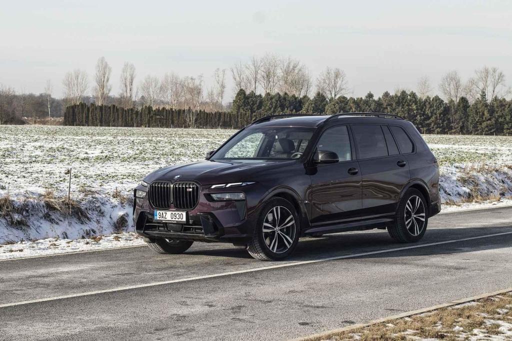 Testovaný kousek dostal vrcholnou motorizaci v podobě dvakrát přeplňovaného osmiválce.