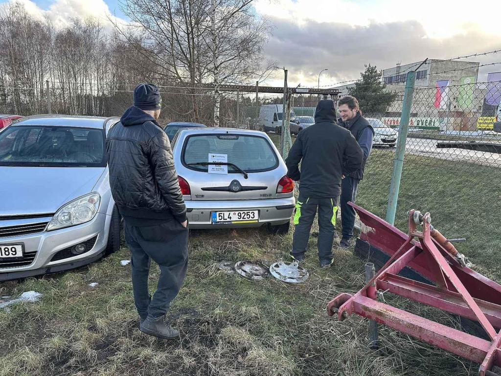 Středeční dražba autovraků v České Lípě.