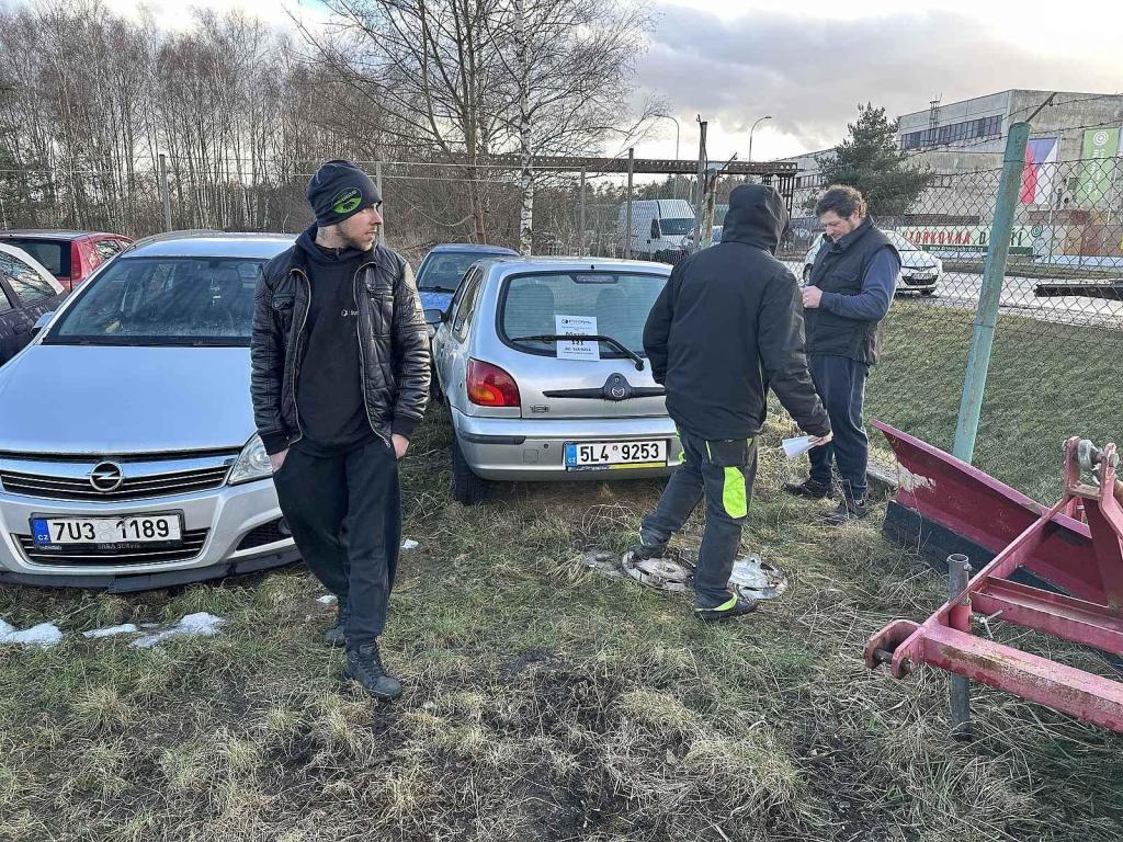 Středeční dražba autovraků v České Lípě.