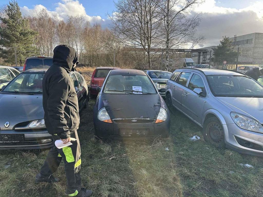 Středeční dražba autovraků v České Lípě.