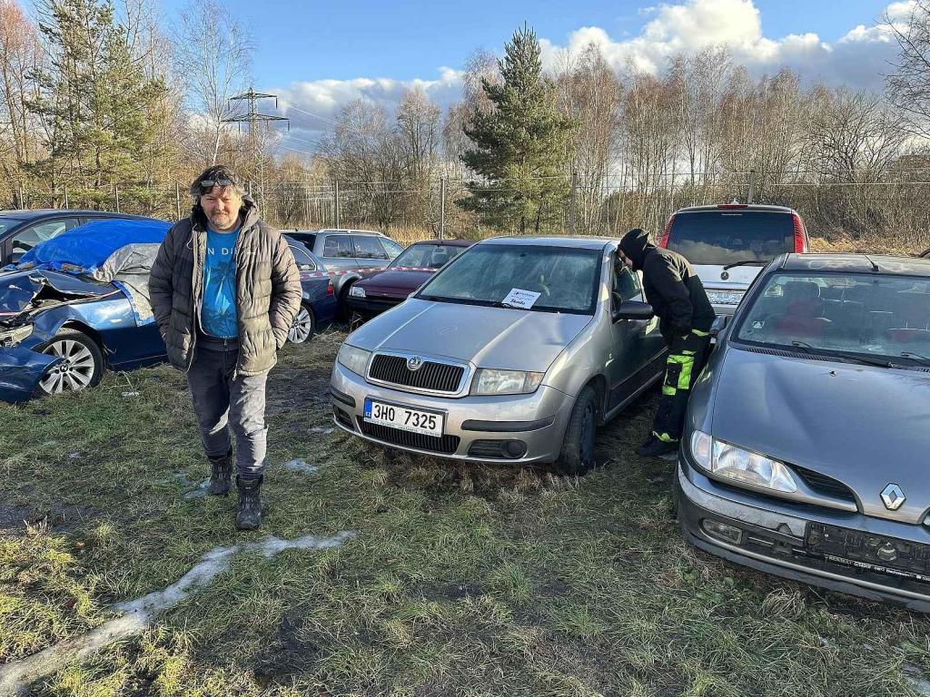 Středeční dražba autovraků v České Lípě.