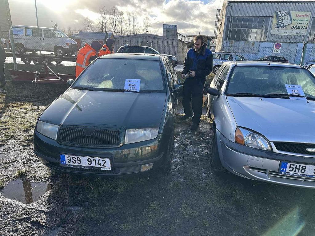 Středeční dražba autovraků v České Lípě.