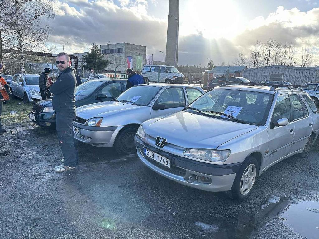 Středeční dražba autovraků v České Lípě.