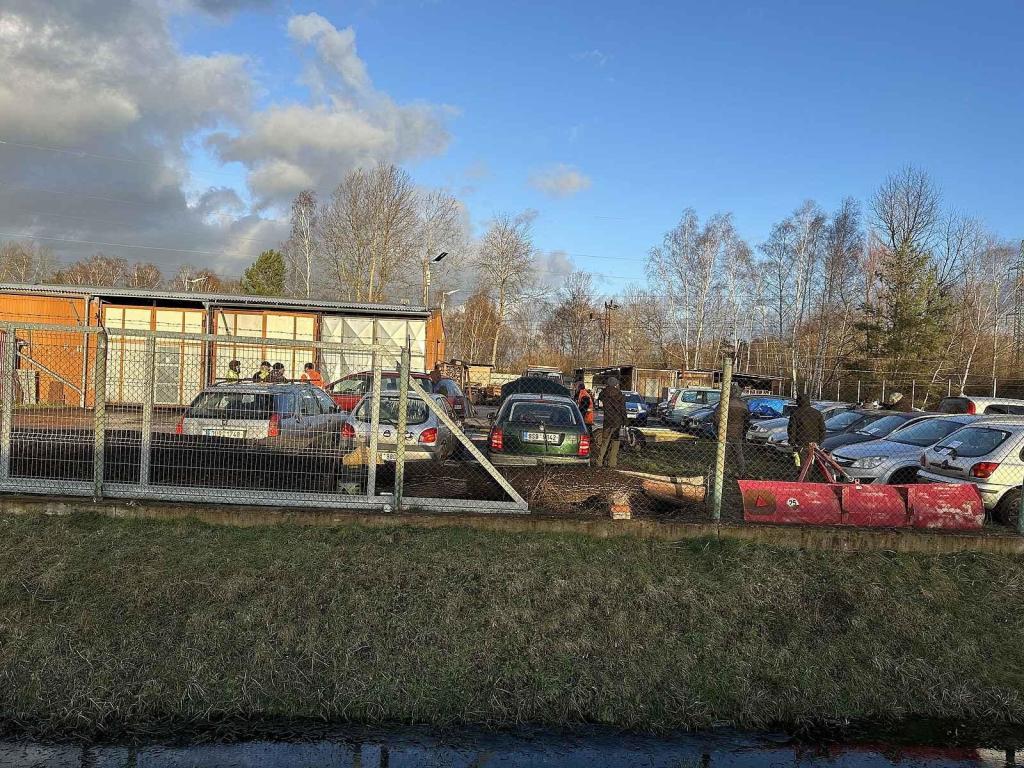 Středeční dražba autovraků v České Lípě.
