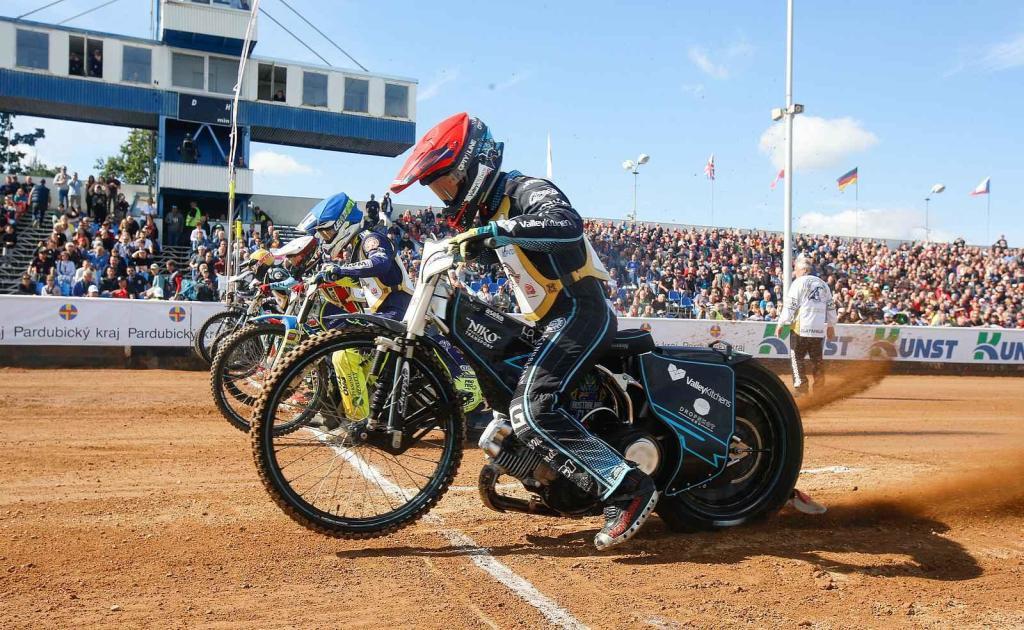 V Pardubicích se letos pojede již 76. Zlatá přilba, na kterou se opět sjedou známá a slavná jména ploché dráhy. Foto: Se svolením Luboše Jeníčka