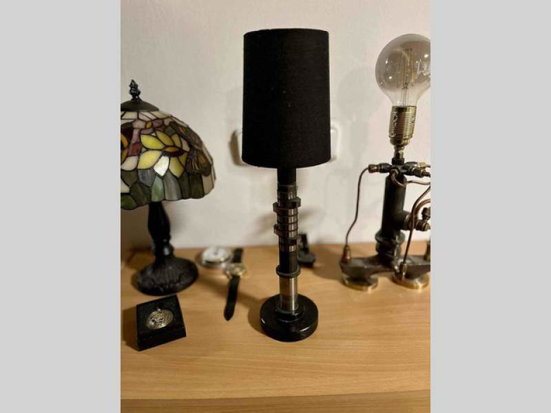 Lampy vyrábí z motorových dílů vozidel 20. a 30. let.