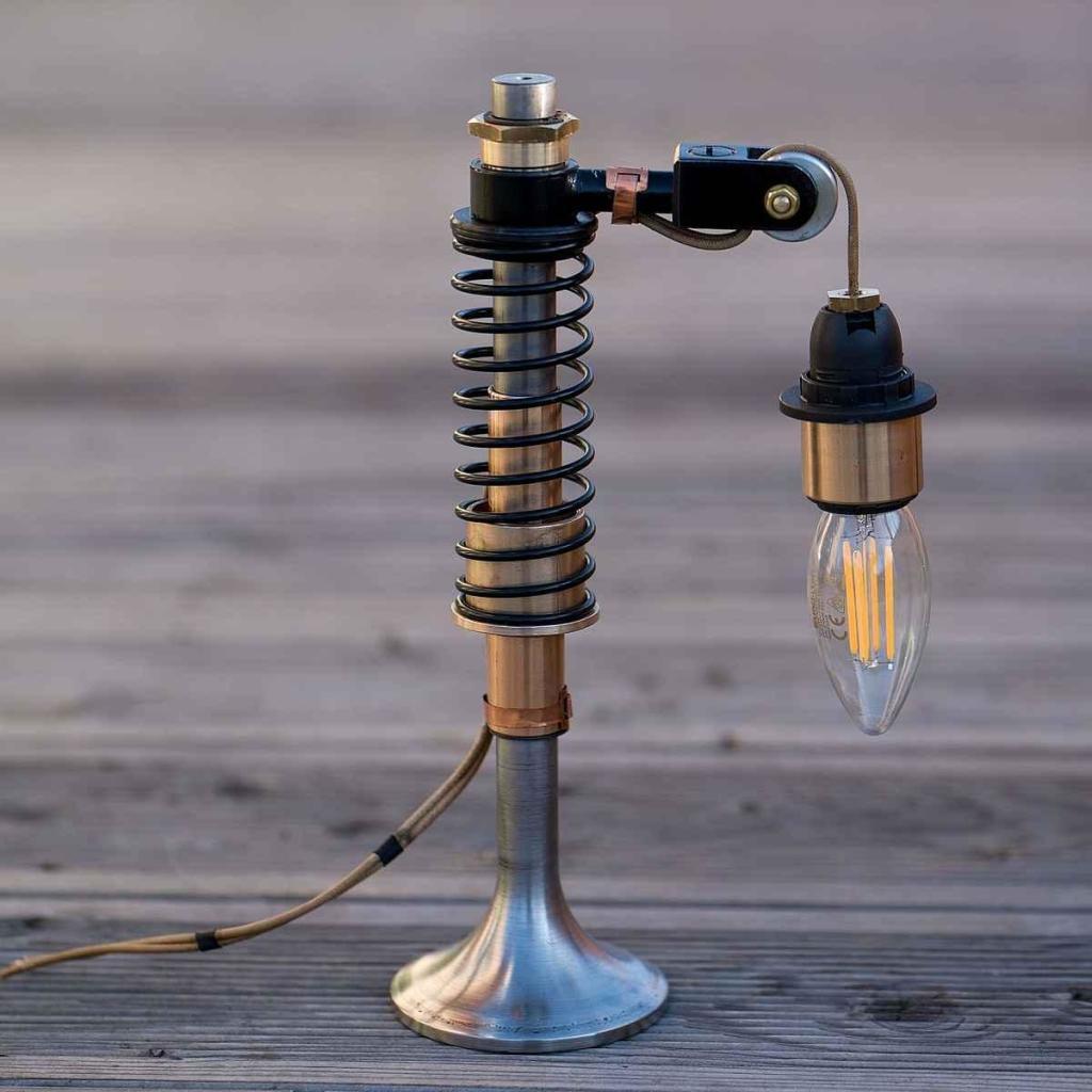 Lampy vyrábí z motorových dílů vozidel 20. a 30. let.