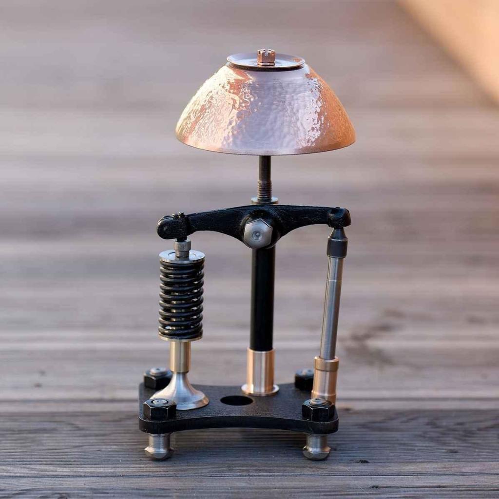 LaDalibor Lupík uvidí automobilovou součástku a už má v hlavě plán, jak ji proměnit v lampu.