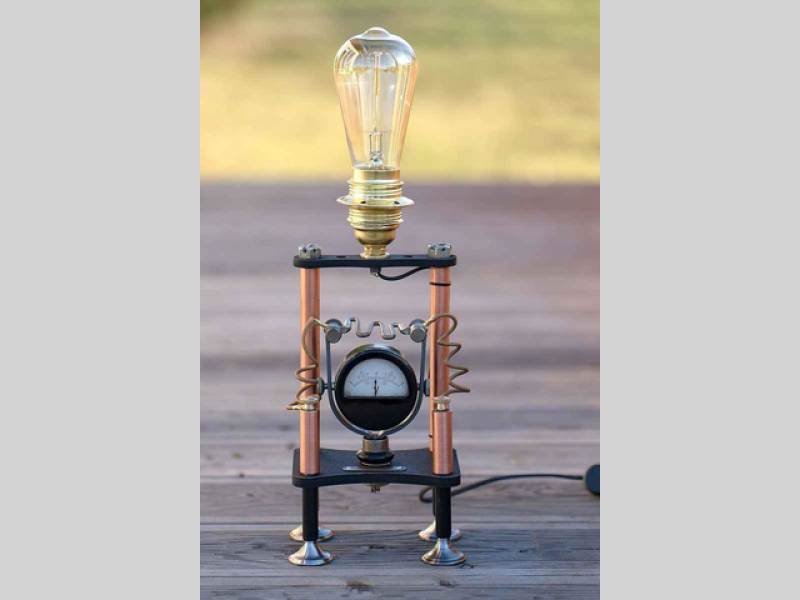 Lampy vyrábí z motorových dílů vozidel 20. a 30. let.