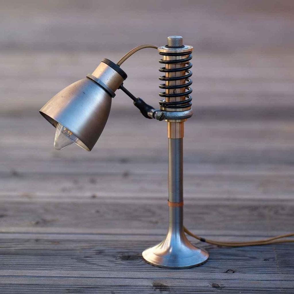 Dalibor Lupík uvidí automobilovou součástku a už má v hlavě plán, jak ji proměnit v lampu.