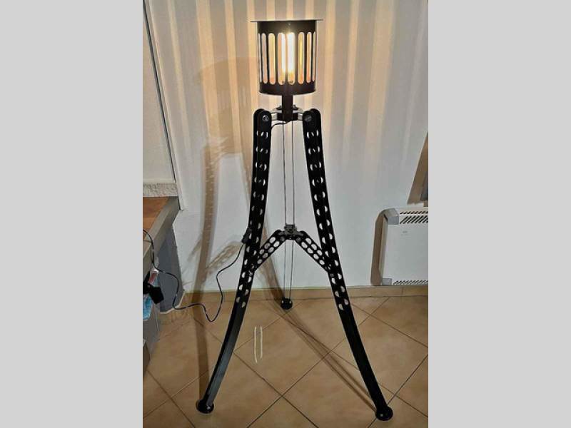 Lampy vyrábí z motorových dílů vozidel 20. a 30. let.