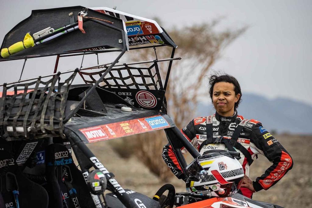 Aliyyah Koloc cíl etapy neviděla a její speciál se v bivaku ocitl v péči mechaniků. Foto: Buggyra media