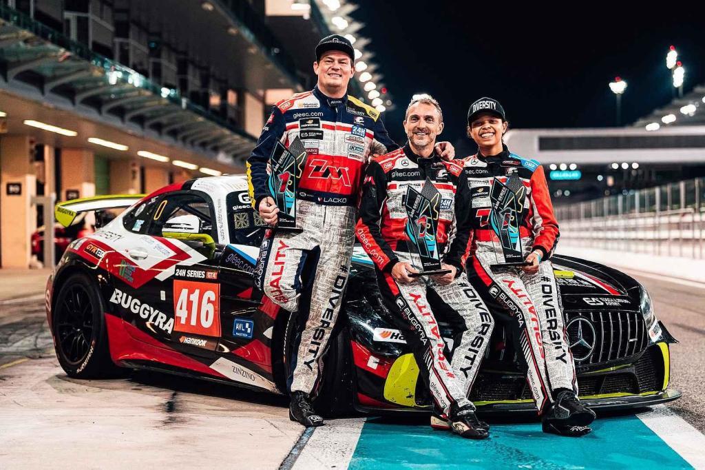 Trio Adam Lacko, David Vršecký a Aliyyah Koloc zvítězilo za volantem vozu Mercedes-AMG GT4 v sobotním závodě Hankook 6h Abu Dhabi v rámci šampionátu 24h Series. Foto: Buggyra media