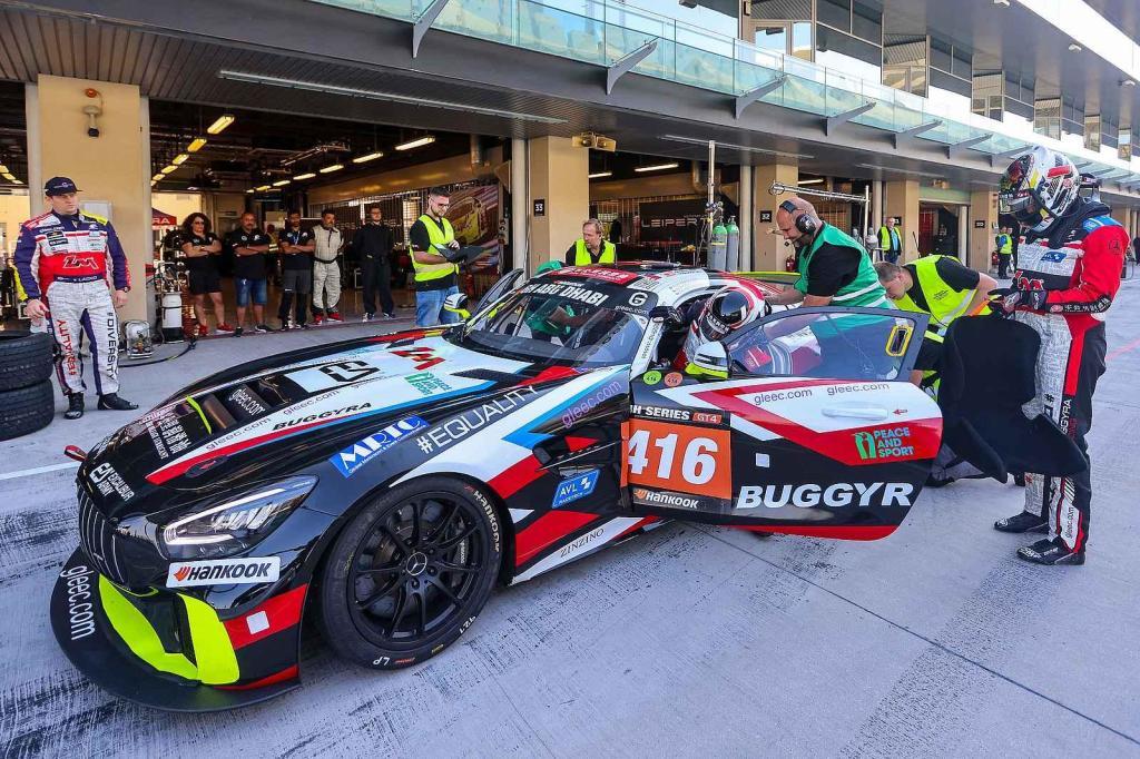 Trio Adam Lacko, David Vršecký a Aliyyah Koloc zvítězilo za volantem vozu Mercedes-AMG GT4 v sobotním závodě Hankook 6h Abu Dhabi v rámci šampionátu 24h Series. Foto: Buggyra media