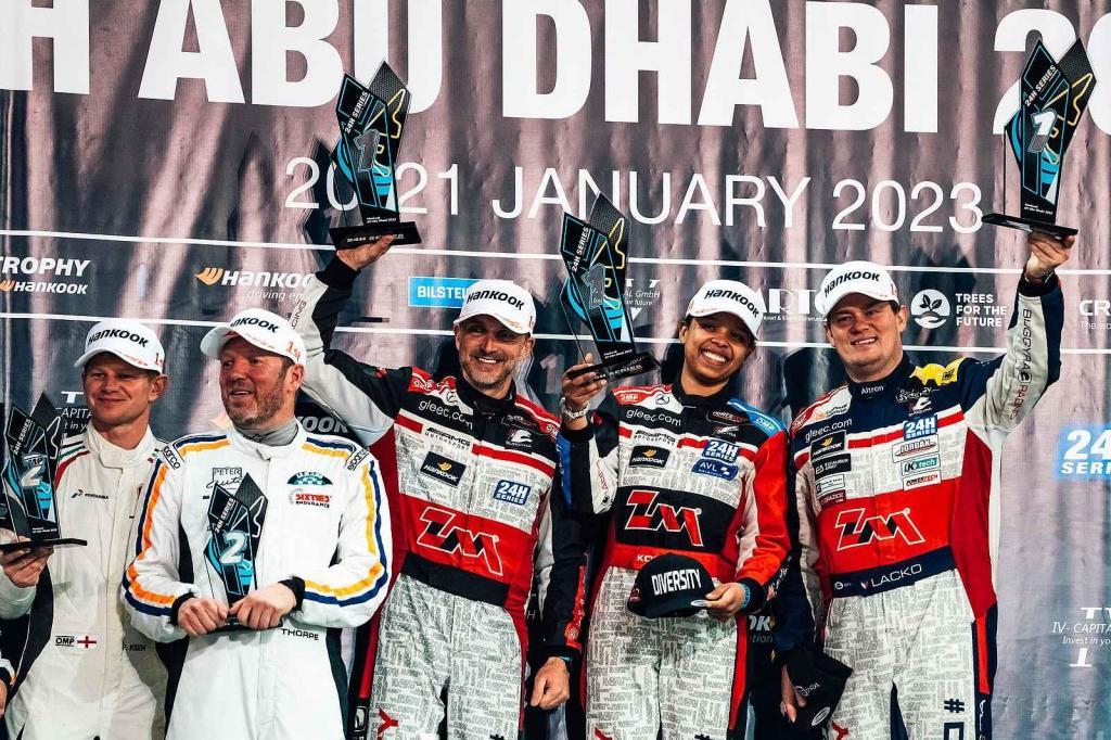Trio Adam Lacko, David Vršecký a Aliyyah Koloc zvítězilo za volantem vozu Mercedes-AMG GT4 v sobotním závodě Hankook 6h Abu Dhabi v rámci šampionátu 24h Series. Foto: Buggyra media