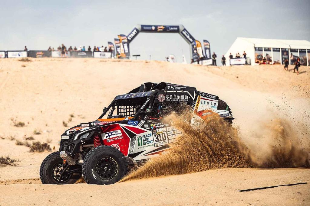 Talentovaná Aliyyah Koloc zářila na Abu Dhabi Desert Challenge. Dojela třetí! Foto: Buggyra media