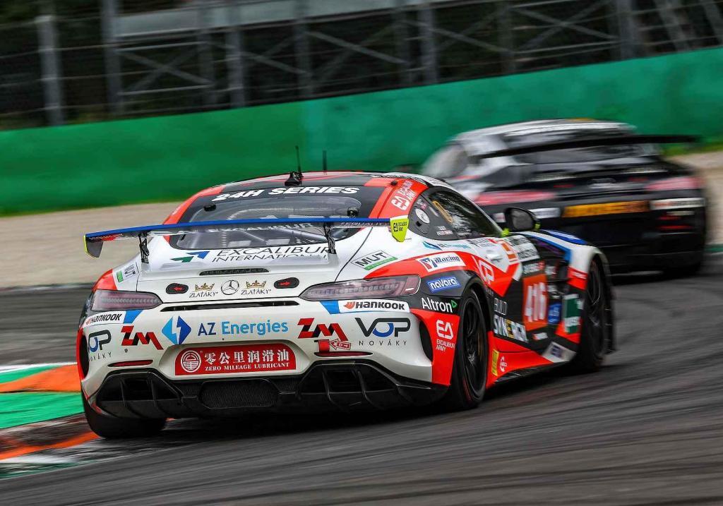 Trio David Vršecký, Adam Lacko a Aliyyah Koloc dokázalo dovézt svůj speciál Mercedes AMG GT4 na třetí místo v kategorii GT4. Foto: Buggyra Racing