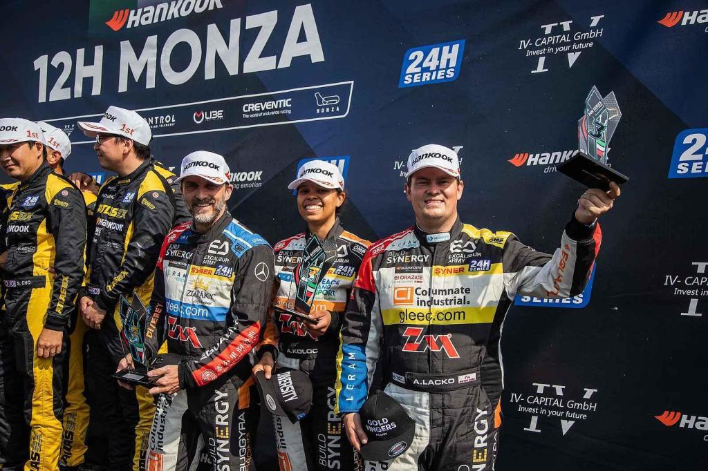 Trio David Vršecký, Adam Lacko a Aliyyah Koloc dokázalo dovézt svůj speciál Mercedes AMG GT4 na třetí místo v kategorii GT4. Foto: Buggyra Racing