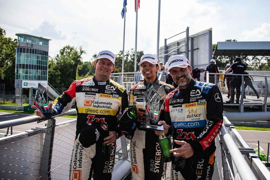 Trio z roudnické závodní stáje David Vršecký, Adam Lacko a Aliyyah Koloc čeká za volantem Mercedesu-AMG GT4 nejdřív páteční kvalifikace. Foto: Buggyra media
