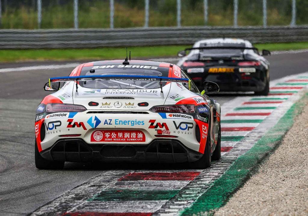 Trio z roudnické závodní stáje David Vršecký, Adam Lacko a Aliyyah Koloc čeká za volantem Mercedesu-AMG GT4 nejdřív páteční kvalifikace. Foto: Buggyra media