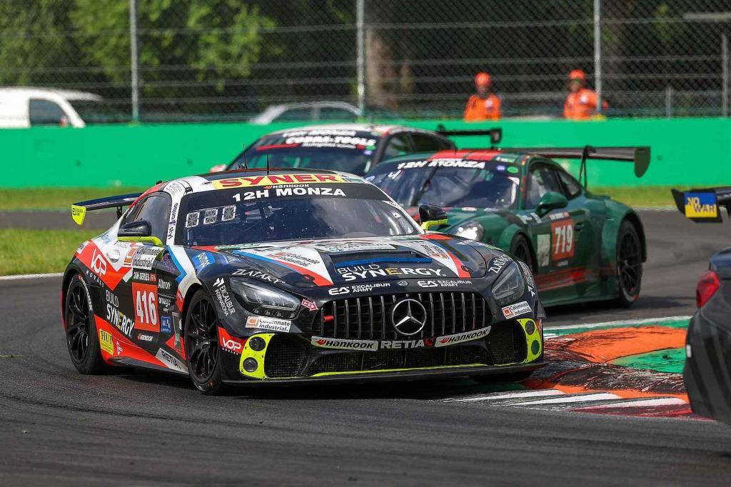 Trio z roudnické závodní stáje David Vršecký, Adam Lacko a Aliyyah Koloc čeká za volantem Mercedesu-AMG GT4 nejdřív páteční kvalifikace. Foto: Buggyra media