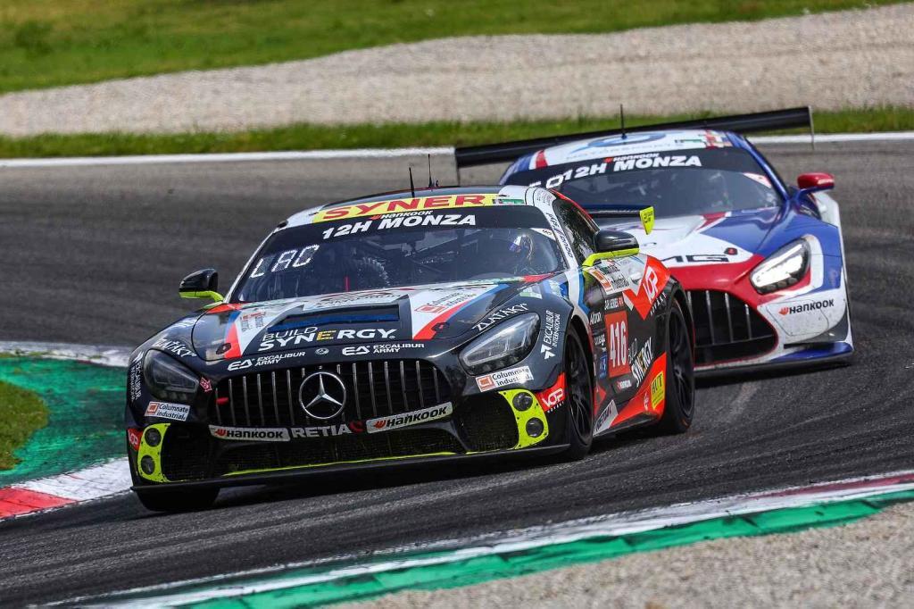 Trio z roudnické závodní stáje David Vršecký, Adam Lacko a Aliyyah Koloc čeká za volantem Mercedesu-AMG GT4 nejdřív páteční kvalifikace. Foto: Buggyra media