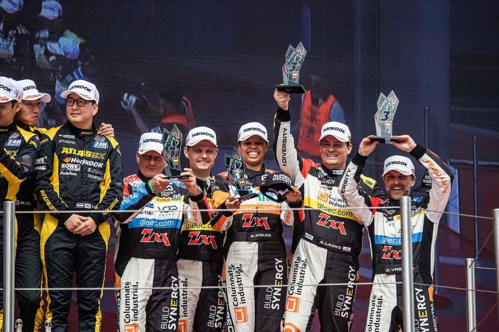 Posádka David Vršecký, Adam Lacko, Aliyyah Koloc, Jaroslav Janiš a Jaromír Jiřík dovezla Mercedes-AMG GT4 úspěšně do cíle. Foto: Buggyra