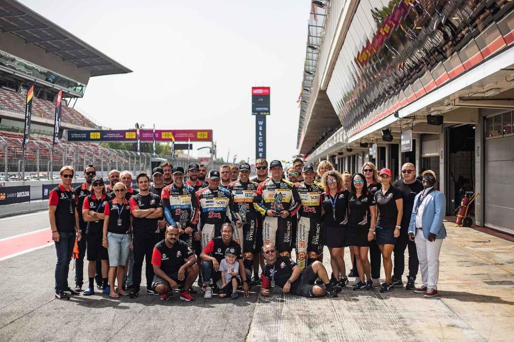 Posádka David Vršecký, Adam Lacko, Aliyyah Koloc, Jaroslav Janiš a Jaromír Jiřík dovezla Mercedes-AMG GT4 úspěšně do cíle. Foto: Buggyra