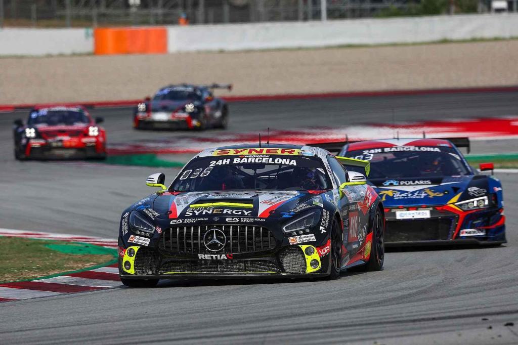 Posádka David Vršecký, Adam Lacko, Aliyyah Koloc, Jaroslav Janiš a Jaromír Jiřík dovezla Mercedes-AMG GT4 úspěšně do cíle. Foto: Buggyra