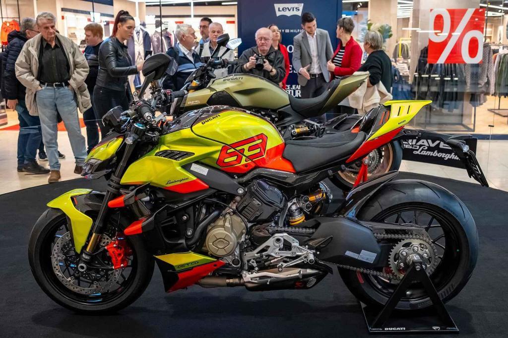 Výstava motocyklů Ducati v OC Arkády Pankrác.