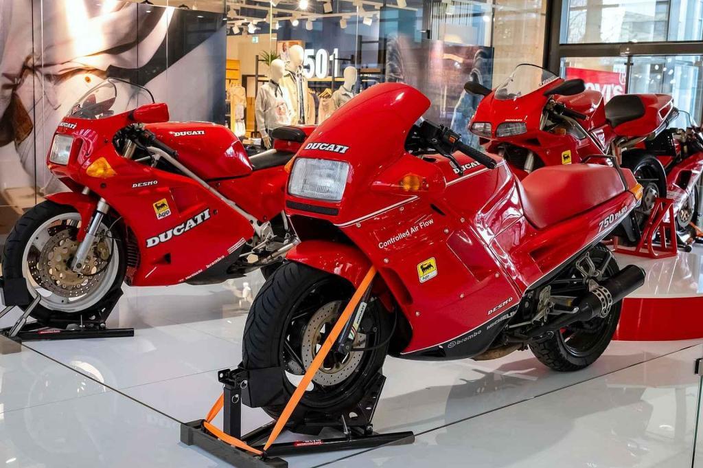 Výstava motocyklů Ducati v OC Arkády Pankrác.