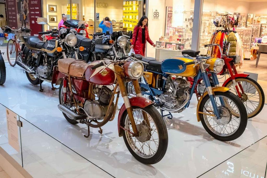 Výstava motocyklů Ducati v OC Arkády Pankrác.