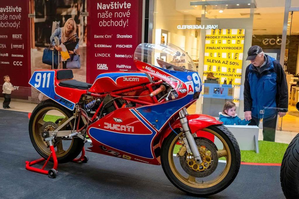Výstava motocyklů Ducati v OC Arkády Pankrác.