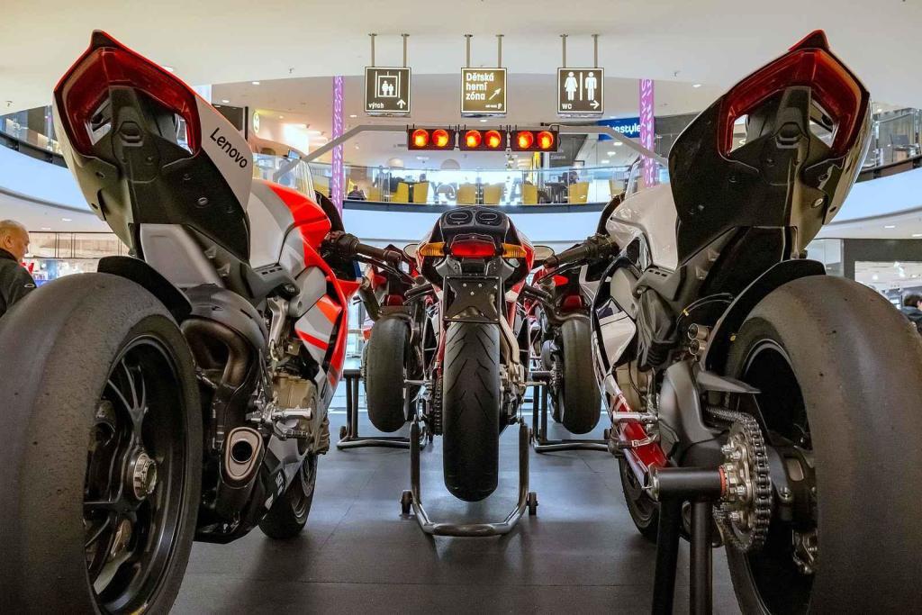 Výstava motocyklů Ducati v OC Arkády Pankrác.