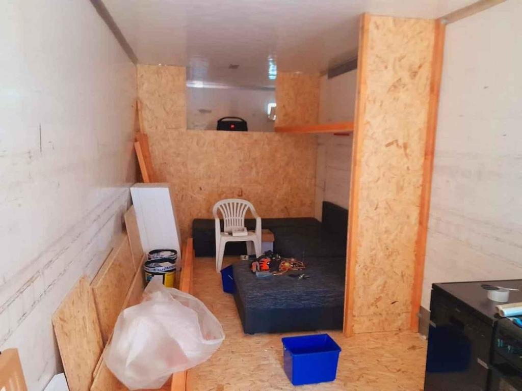 Z nákladního vozu udělal luxusní bydlení na kolech.