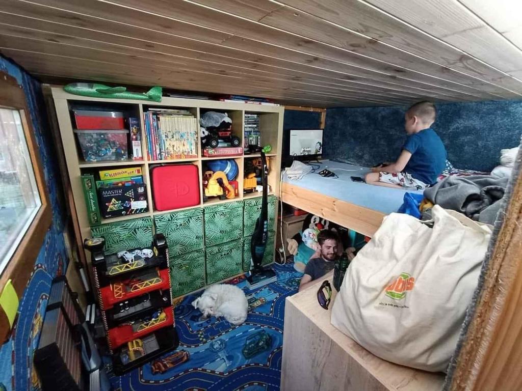 Z nákladního vozu udělal luxusní bydlení na kolech.