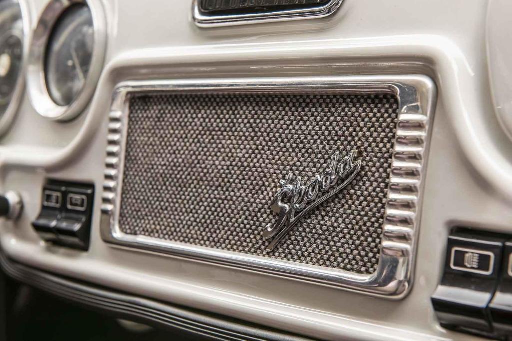 Výkonnější verze měla i rádio