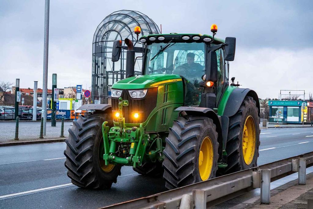 Demonstrace zemědělců před ministerstvem zemědělství a blokáda pražské magistrály. Na snímku je traktor John Deere 7730.