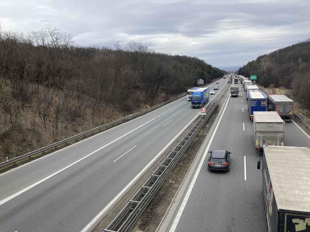 Ve středu se na dálnici D1 ve směru na Brno tvořila i kolona.