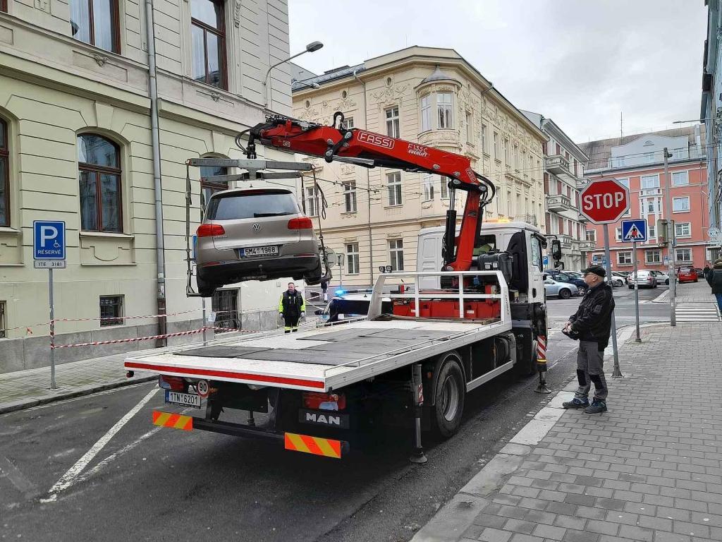 I přes omezený prostor se vozidlo během krátké doby podařilo naložil na korbu.