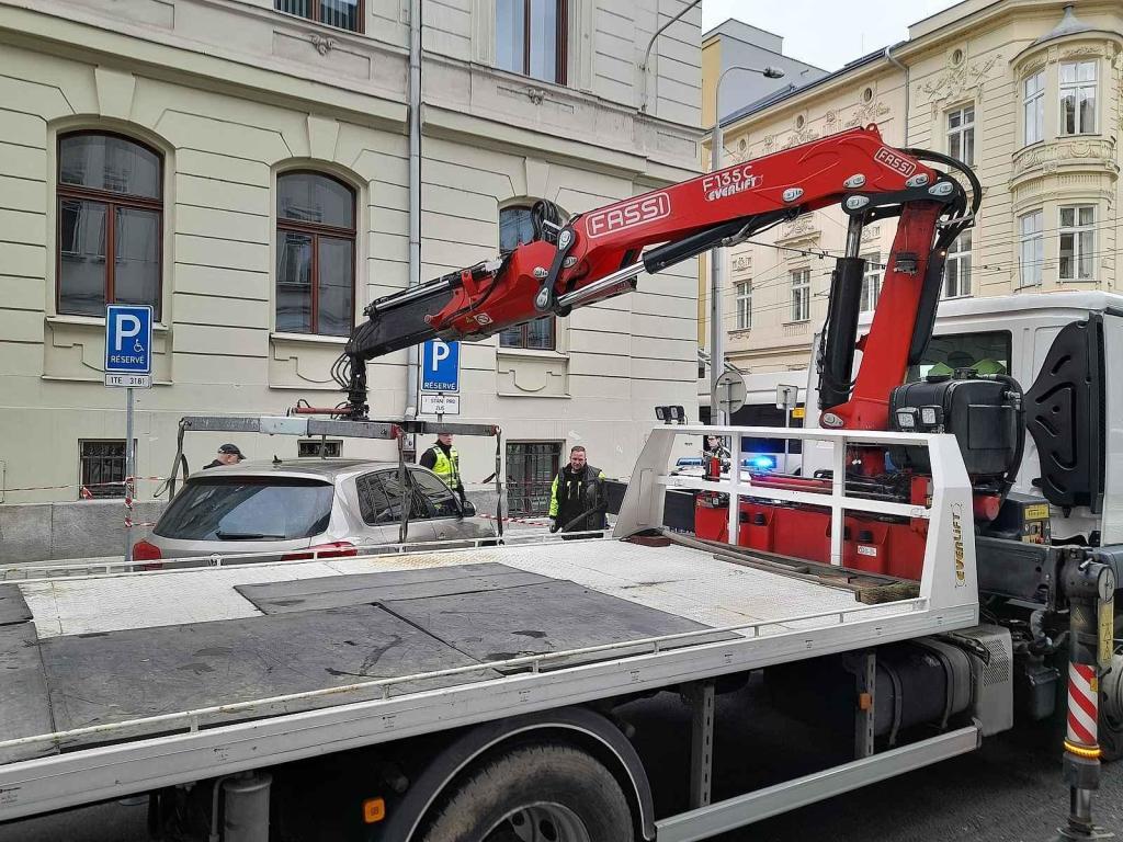 I přes omezený prostor se vozidlo během krátké doby podařilo naložil na korbu.