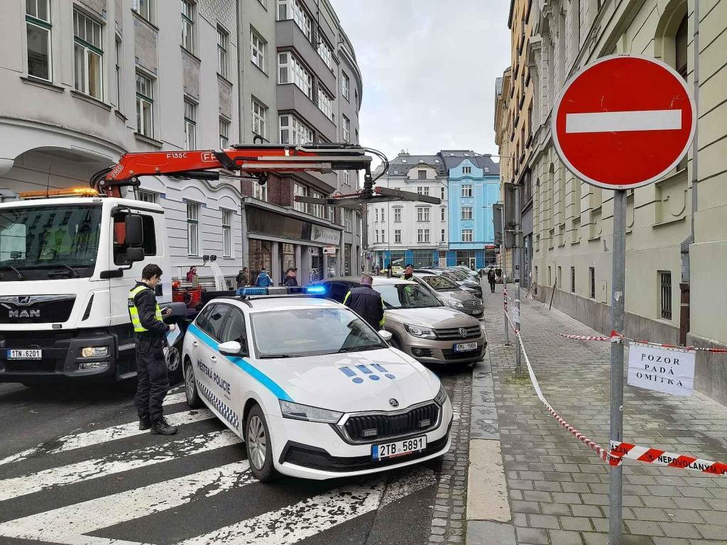 I přes omezený prostor se vozidlo během krátké doby podařilo naložil na korbu.
